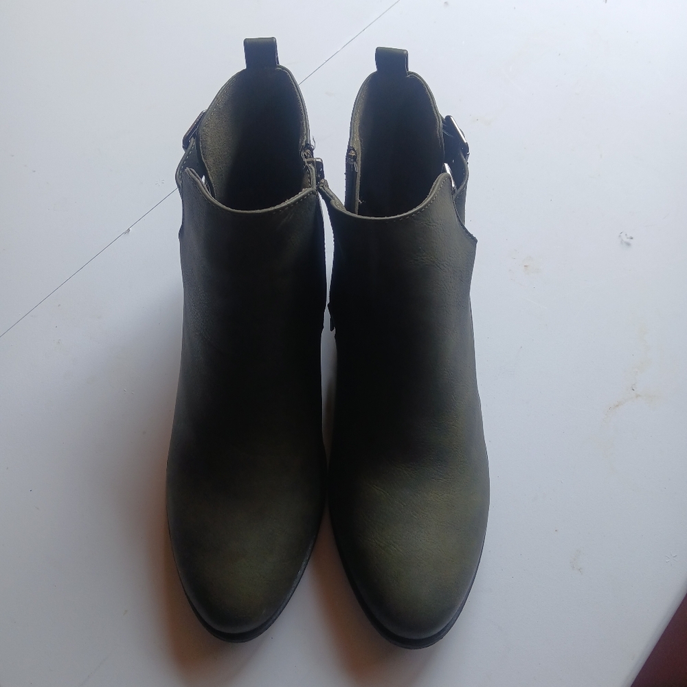 NWOT Sz.11M Womens Ingaro Kinley Booties